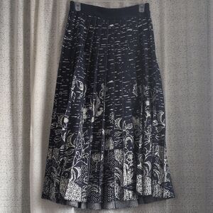 Anthropologie Navy and White Patterned A-Line Floral Skirt